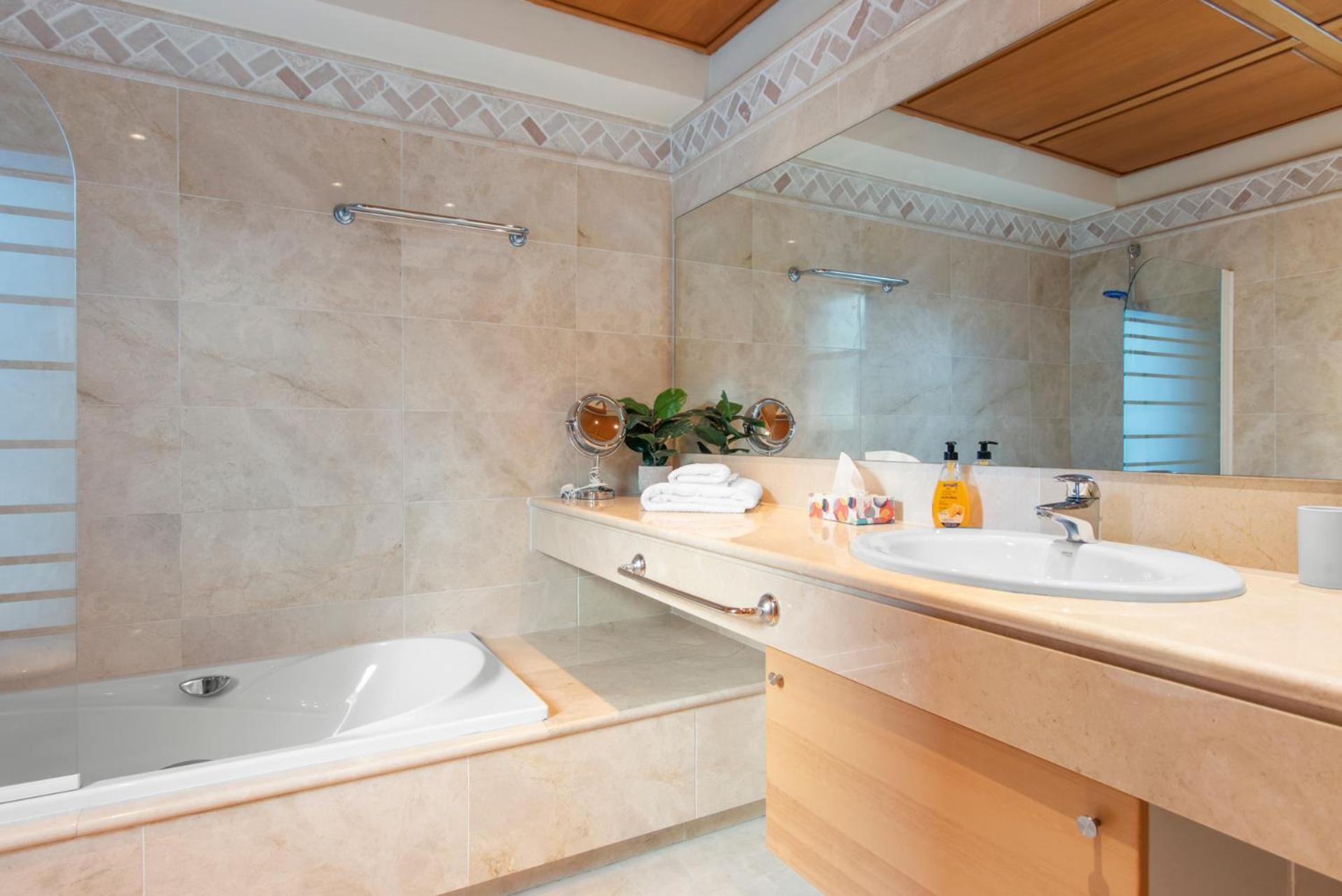 Luxury Villa Robledal By Mabiente - Views Of The Sea And The Golf Course มาร์เบยา ภายนอก รูปภาพ